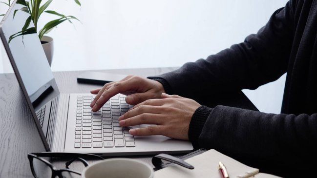 Encuesta: 62% evalúa satisfactoriamente el teletrabajo, pero 84% acusa mayor carga laboral