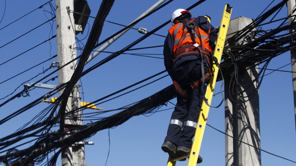 Trabajador murió tras caer de un poste en Estación Central
