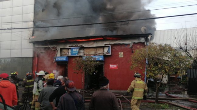 Incendio amenazó cuartel de la PDI en Talca y obligó evacuación de detenidos y funcionarios