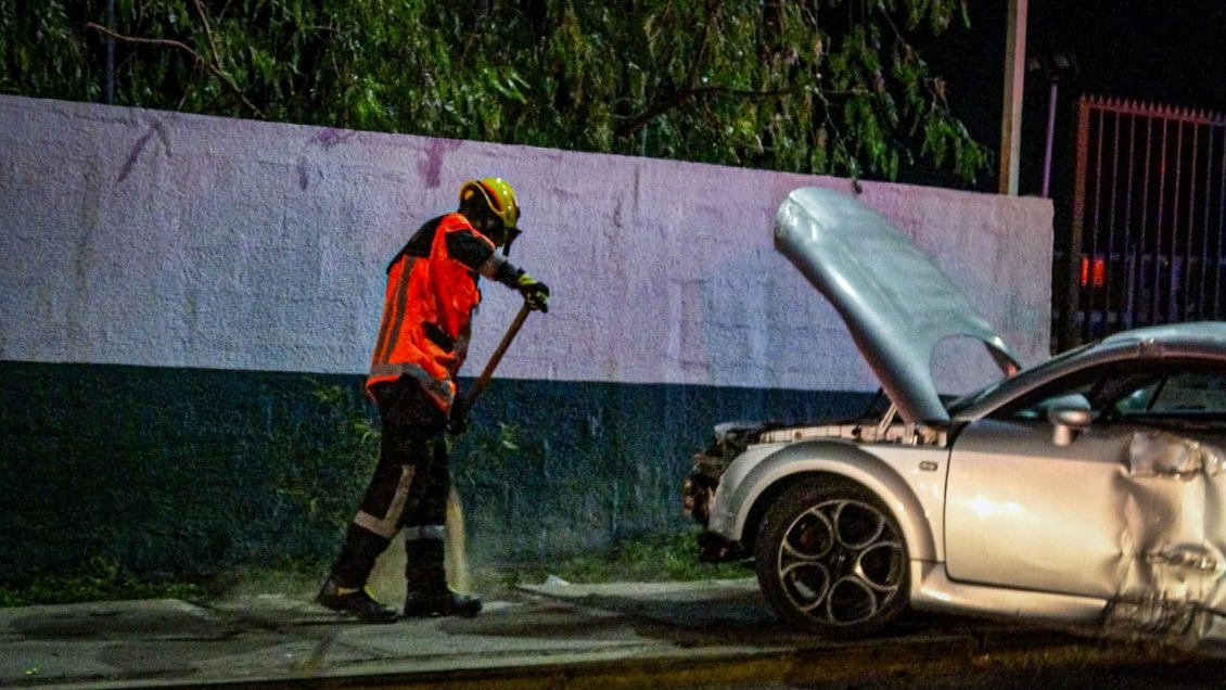 Conductor ebrio chocó contra señalética en las afueras de una comisaría en Iquique