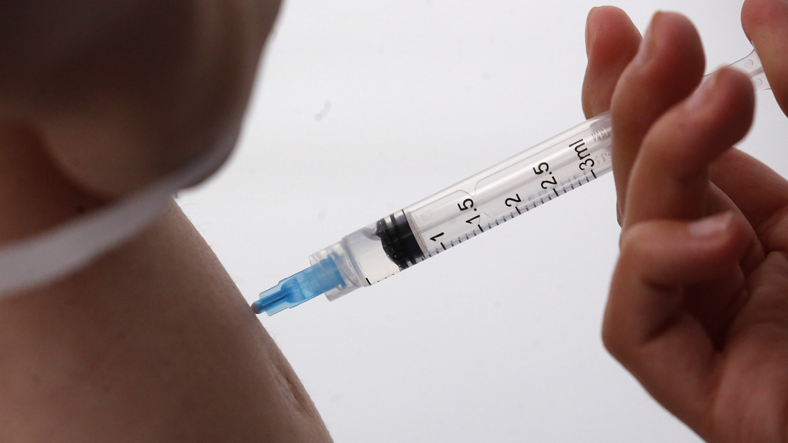 Experto: Los efectos adversos de las vacunas anti-Covid son muy bajos versus a no estar vacunado