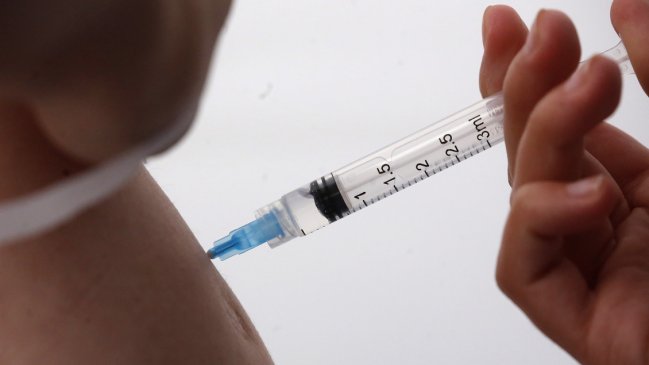 Experto: Los efectos adversos de las vacunas anti-Covid son muy bajos versus a no estar vacunado