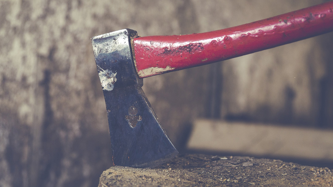 Con un hacha y una mancuerna, padre e hijo mataron a delincuentes que entraron a robar a su fundo