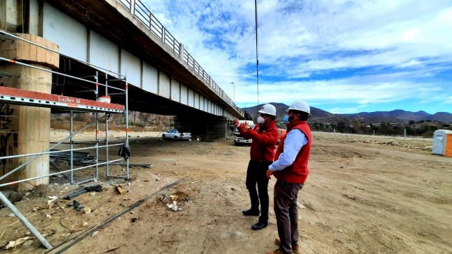 Obras de mejoramiento de puente de Monte Patria alcanzan un 30% de avance