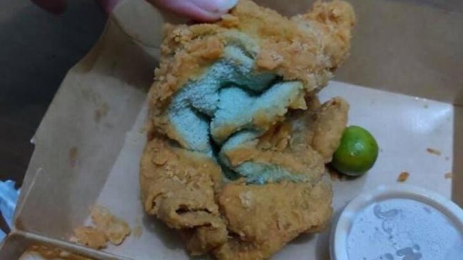 Asqueroso: Mujer pidió pollo a un restaurante y le mandaron una toalla frita