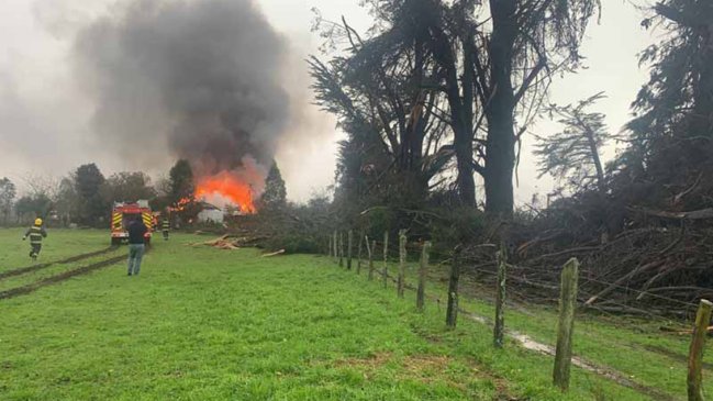 Tromba marina arrasó plaza pública en Toltén: Árbol cayó sobre domicilio y causó incendio