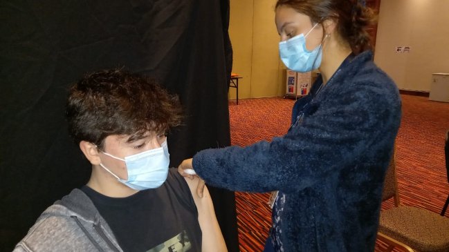 Covid: Error de interpretación facilitó vacunación de decenas de adolescentes sanos en Coyhaique