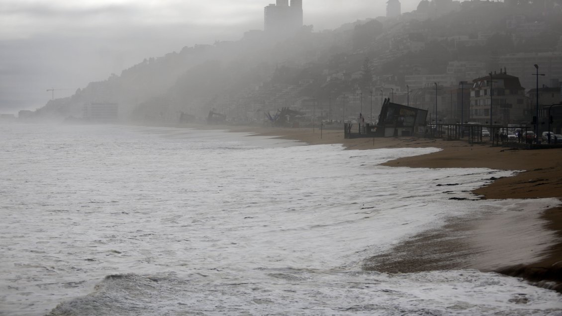 Seis surfistas fueron rescatados entre las marejadas en Concón