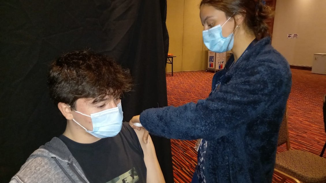 Covid: Error de interpretación facilitó vacunación de decenas de adolescentes sanos en Coyhaique