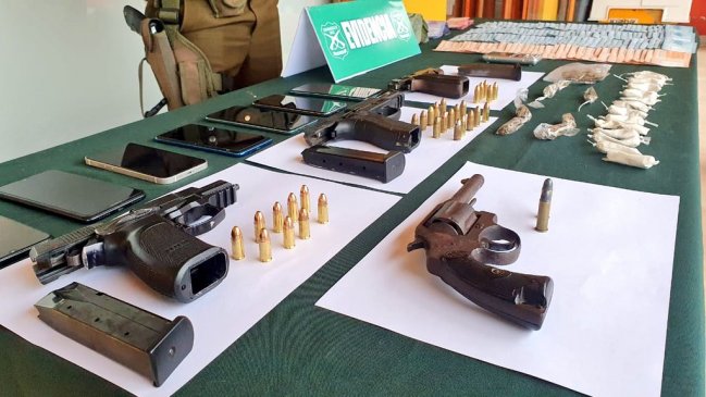 Iquique: Allanan ocho inmuebles en Valle Verde e incautan drogas, armas y pirotecnia