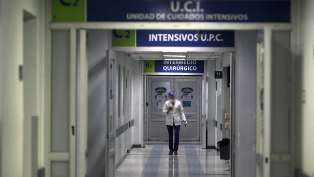 Colegio Médico: Un tercio de los trabajadores de la salud ha presentado síntomas depresivos