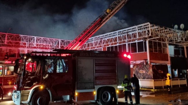 Incendio en Curicó amenazó con propagarse al terminal de buses y a varios locales