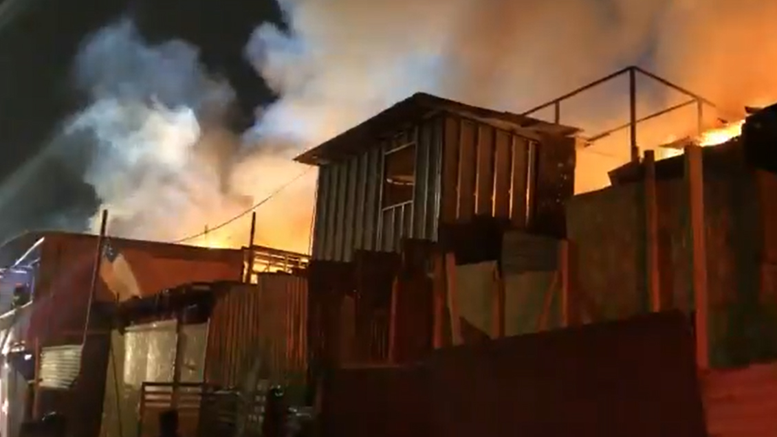 Incendio en campamento de Antofagasta: Nueve casas afectadas y medio centenar de damnificados