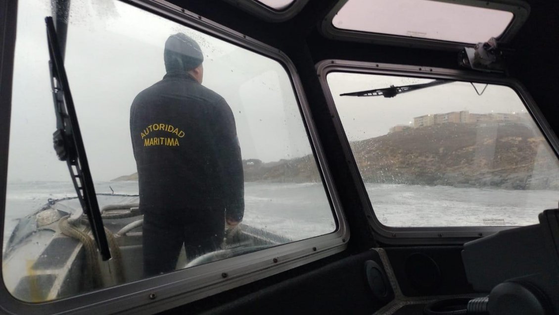 Armada busca a hombre desaparecido en playa de Quintero mientras practicaba deporte