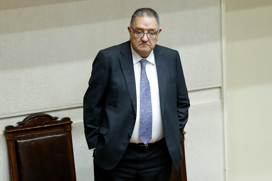Senador Huenchumilla renunció a presidencia de comisiones de Seguridad y Ética tras polémica con el intendente Manoli