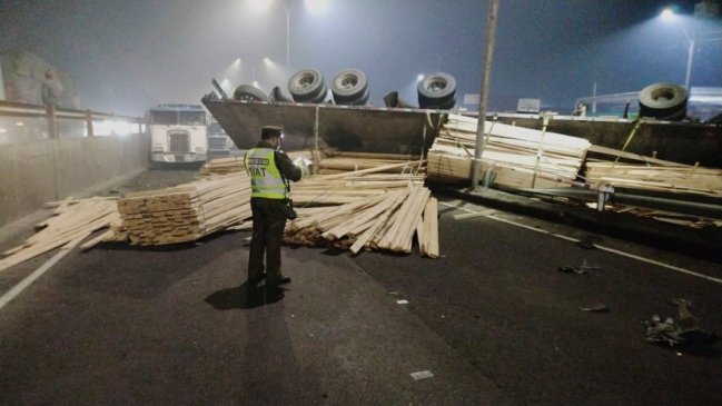 Ruta 5: Un muerto deja colisión entre camiones cerca de San Carlos