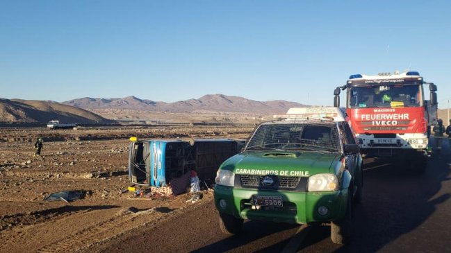 Bus que transportaba trabajadores volcó en Atacama: Accidente dejó dos fallecidos y 40 heridos