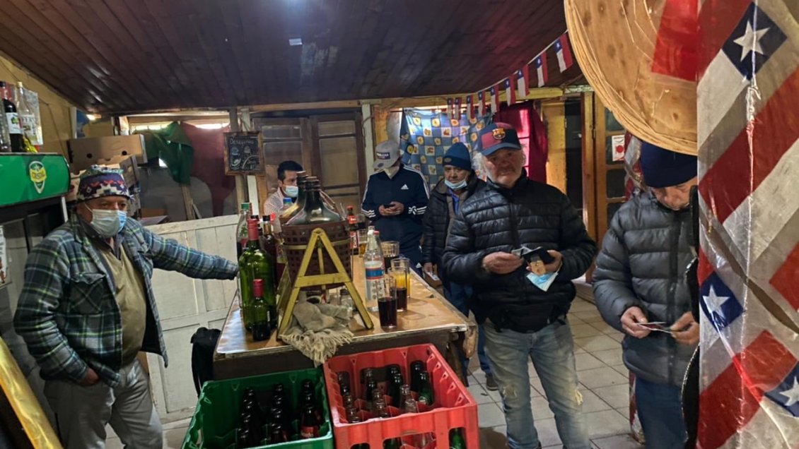 Carabineros sorprendió a 15 personas en restaurante de Machalí pese a cuarentena