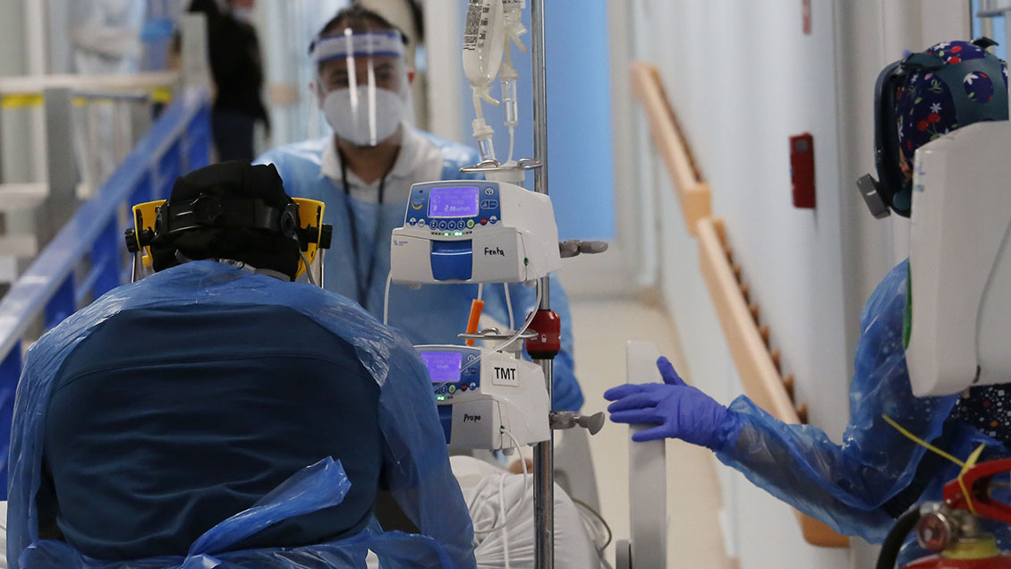 ICovid: Casos comienzan a bajar pero sigue al alza la mortalidad de menores de 50 años