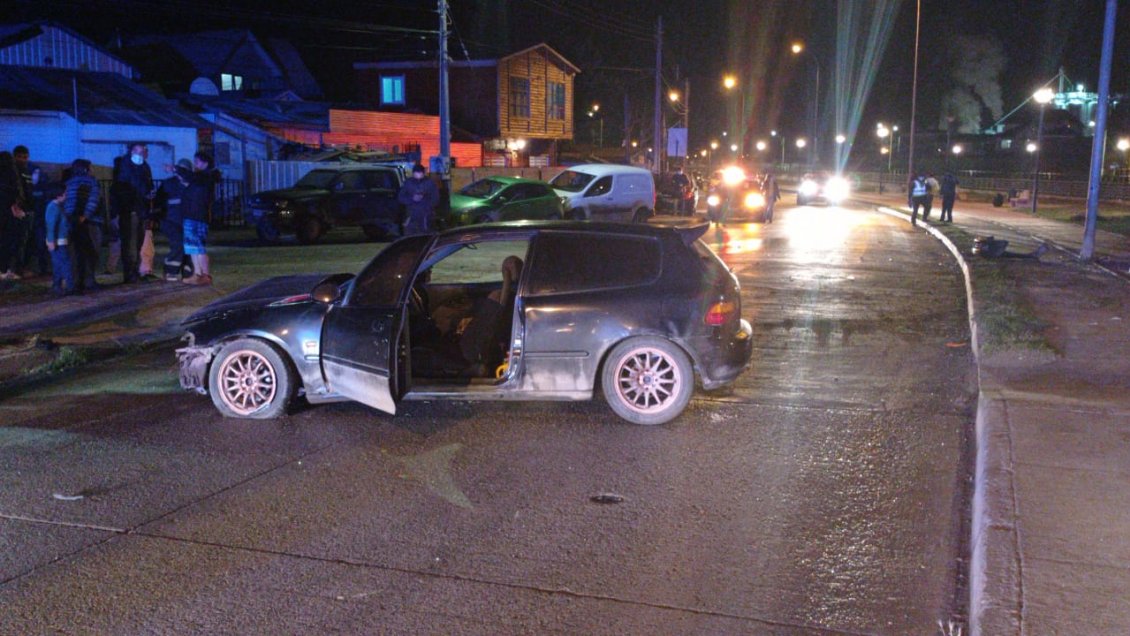 Vehículo se estrelló contra poste de alumbrado público en Punta Arenas