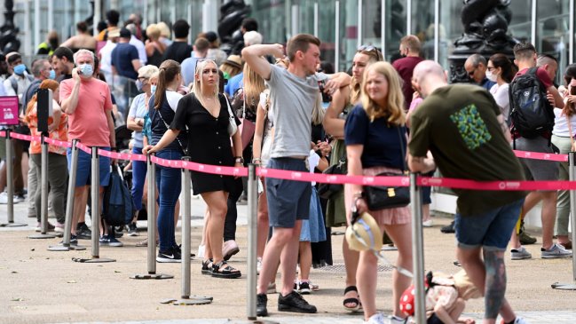 Asesor británico dice que una tercera ola de Covid-19 