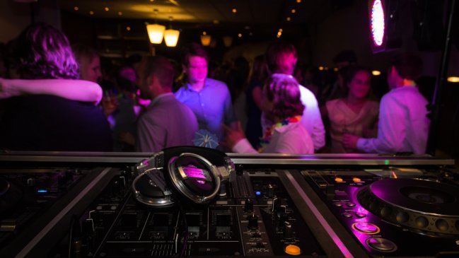 Francia abrirá discotecas y permitirá conciertos sin mascarillas y con amplio aforo