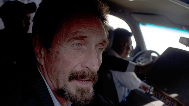 Encuentran muerto a John McAfee al interior de su celda en España