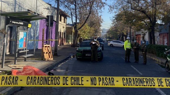Investigan homicidio de hombre en Santiago Centro: Fue baleado en un paradero