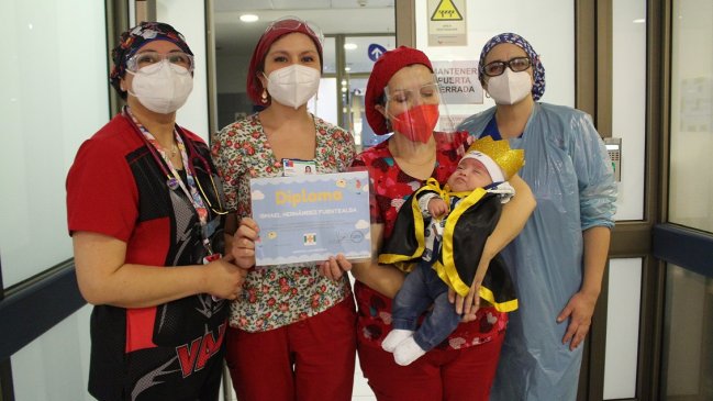 Tras casi cinco meses hospitalizado, dan de alta a bebé nacido con apenas un kilo de peso en Talcahuano