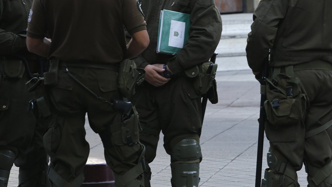 Vehículo con cinco carabineros volcó en Plaza Baquedano: Iban sin permiso en toque de queda