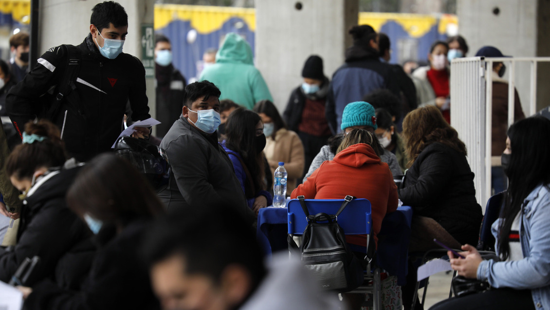 Vacunatorio del Estadio Sausalito tuvo que cerrar tras gran aglomeración de gente