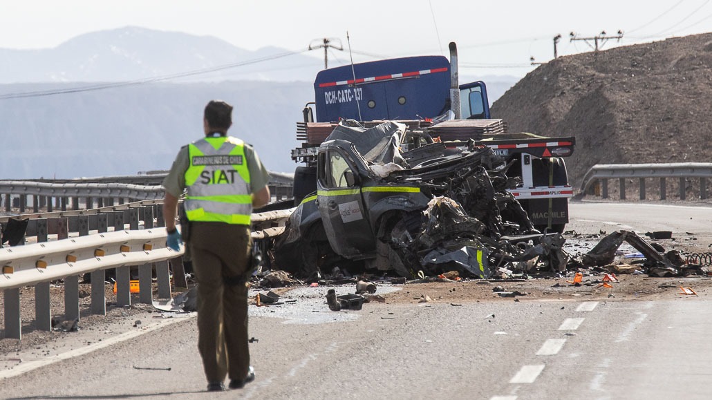 Colisión frontal entre camión y camioneta dejó un fallecido en Calama