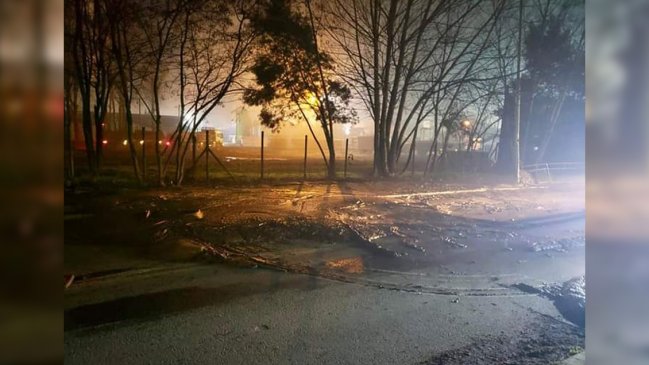 Camión que trasladaba 12 toneladas de lodos fecales volcó en Cabrero
