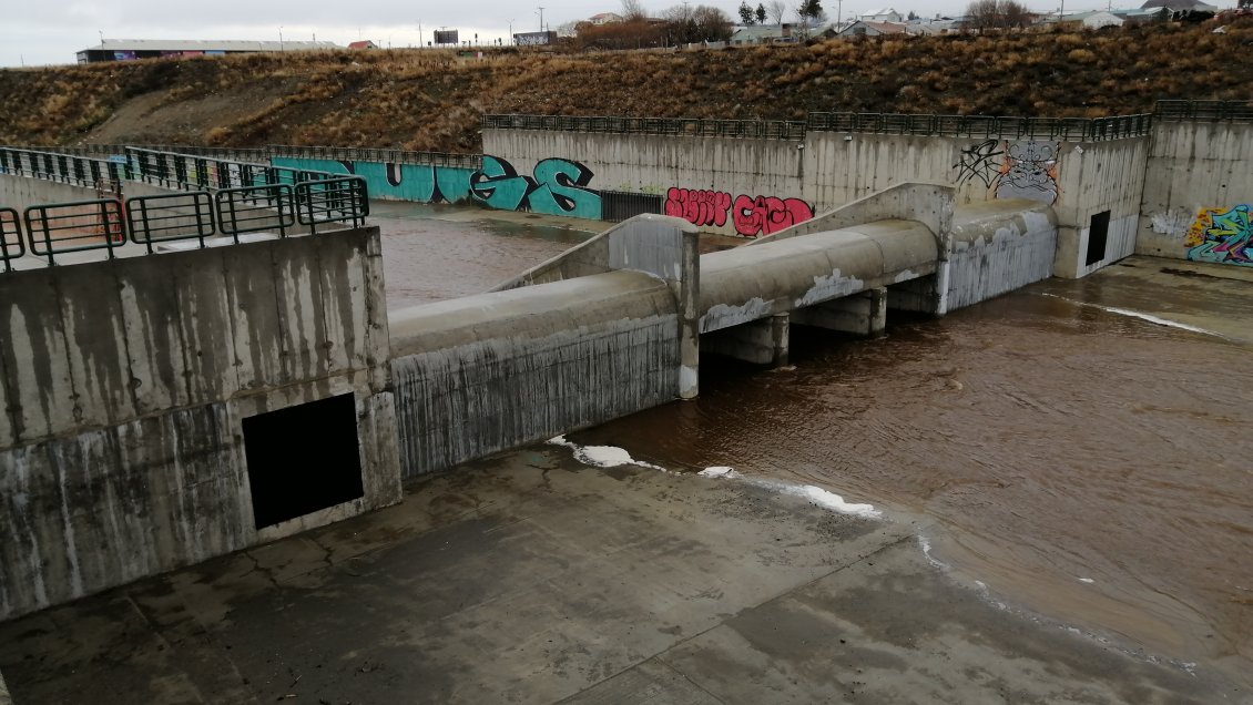 Punta Arenas: Concluyen obras de primera barrera de control sedimentológico del Río Las Minas