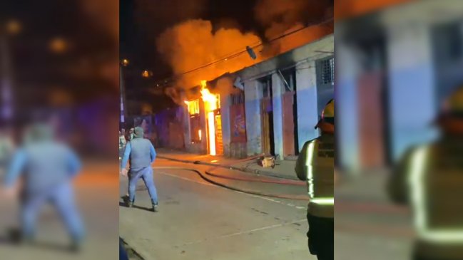 Incendio destruyó tres casas en el cerro Cordillera de Valparaíso