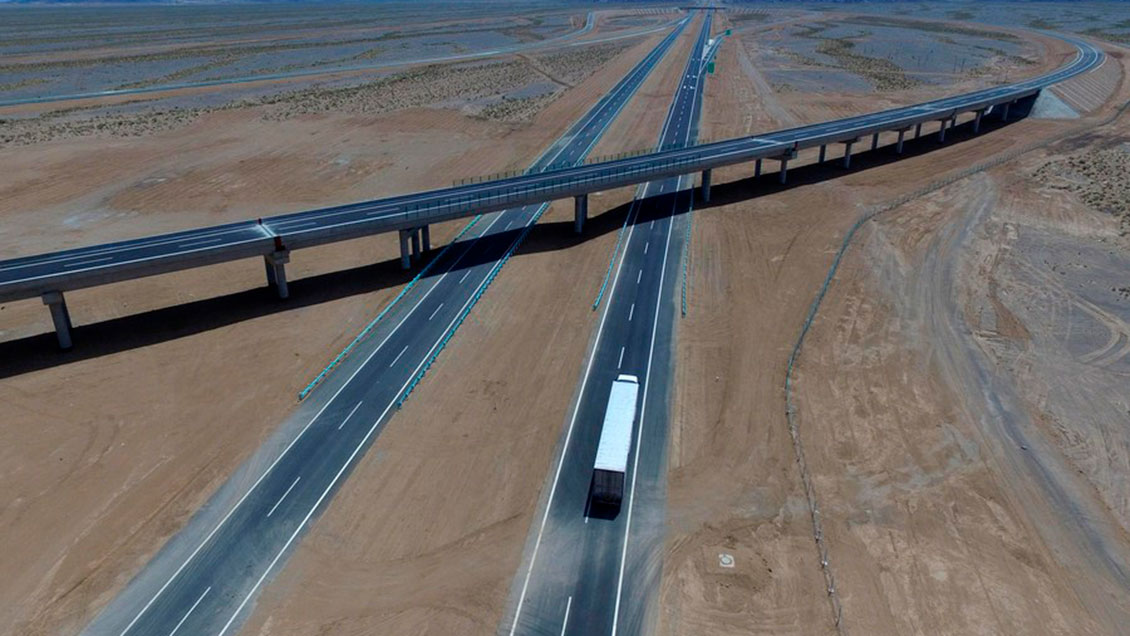 Autopista más larga del mundo que cruza el desierto entra en plena operación en China