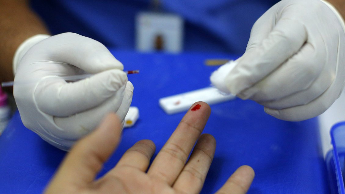 Estudiantes británicos falsearon test de antígenos para faltar a clases