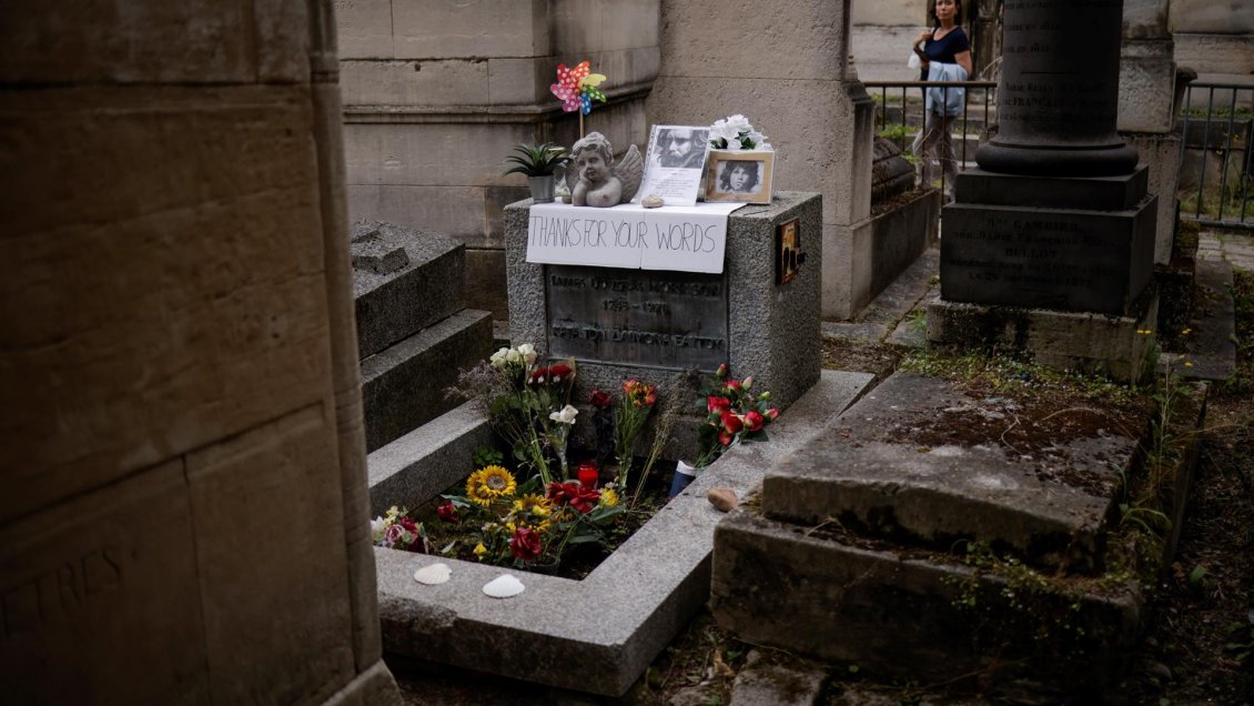 Fanáticos homenajean a Jim Morrison a 50 años de su muerte