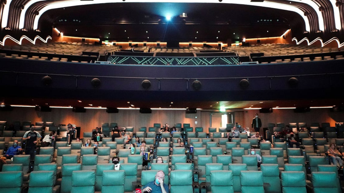 Inglaterra reabrirá cines y autoriza conciertos en vivo a capacidad total