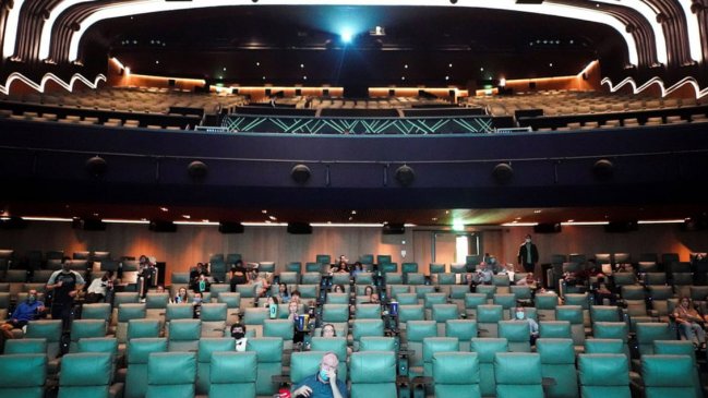 Inglaterra reabrirá cines y autoriza conciertos en vivo a capacidad total