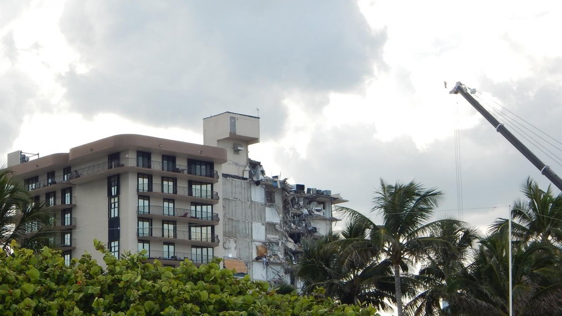 Demuelen restos del edificio que se derrumbó parcialmente en Miami-Dade