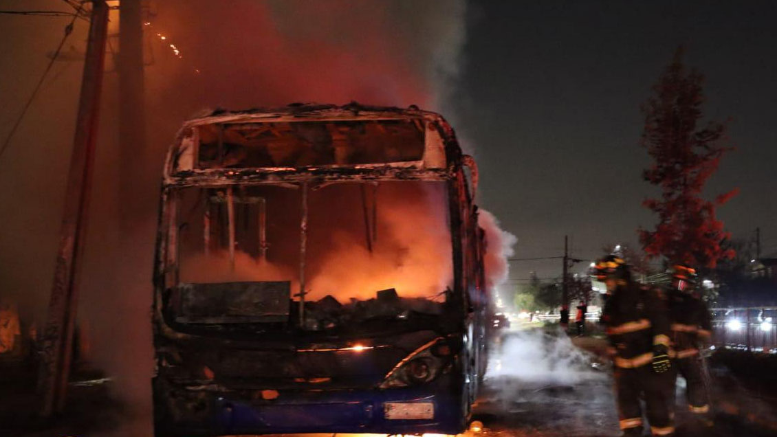 Vándalos quemaron una micro en Puente Alto