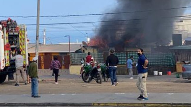 Incendio destruyó casa y dejó cuatro damnificados en Antofagasta