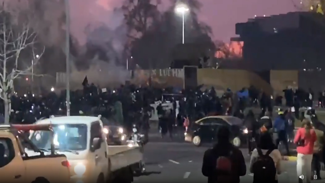 Manifestantes se tomaron la Plaza Baquedano en regreso de viernes de protestas
