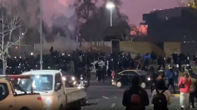 Manifestantes se tomaron la Plaza Baquedano en regreso de viernes de protestas