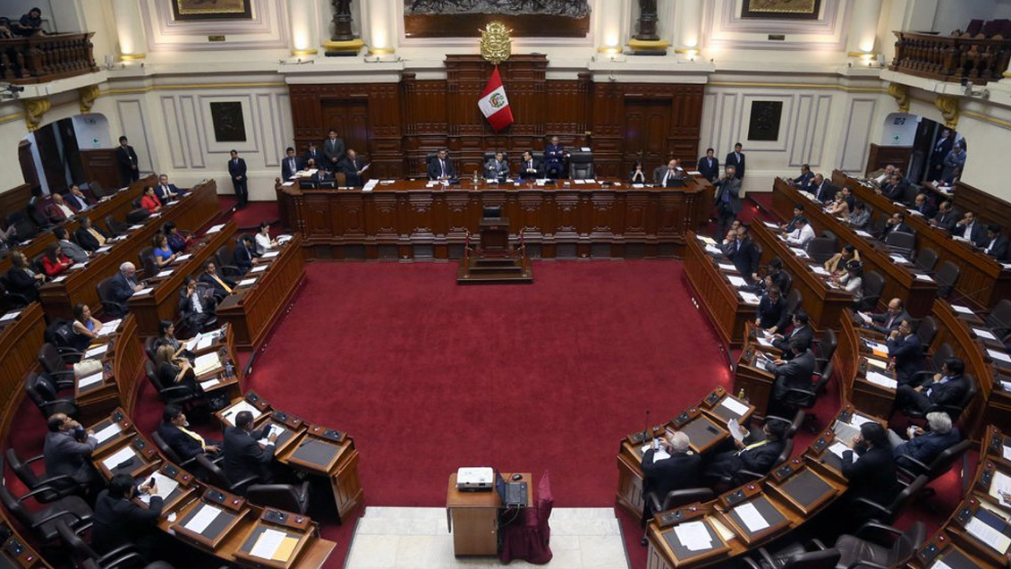 Congreso peruano aprobó ley que obliga a ex presidentes a permanecer un año en el país tras su mandato