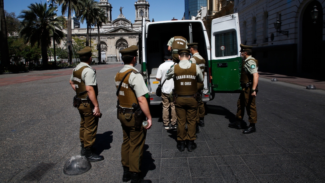 Femicidio frustrado y agresión a Carabineros dejaron dos detenidos en Santiago