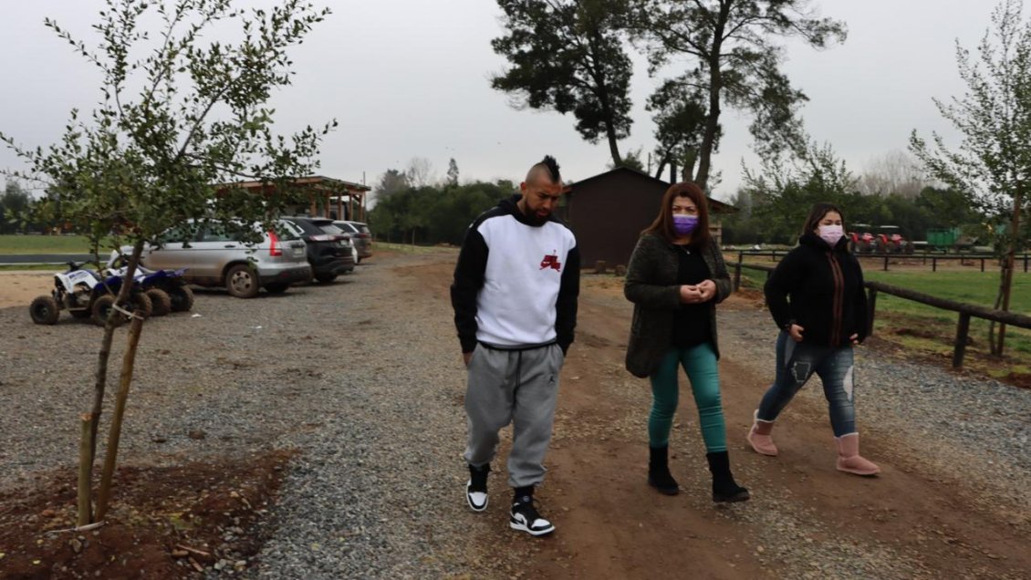 San Clemente selló compromiso para el desarrollo del deporte con Arturo Vidal