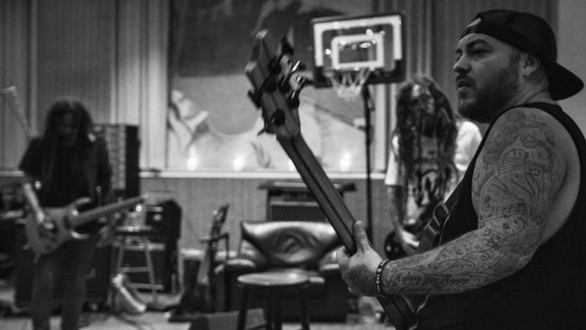 Korn anuncia al chileno Ra Díaz como su nuevo bajista