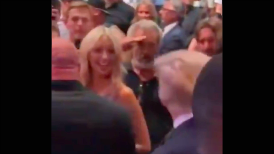 Captan a Mel Gibson dándole saludo militar a Donald Trump